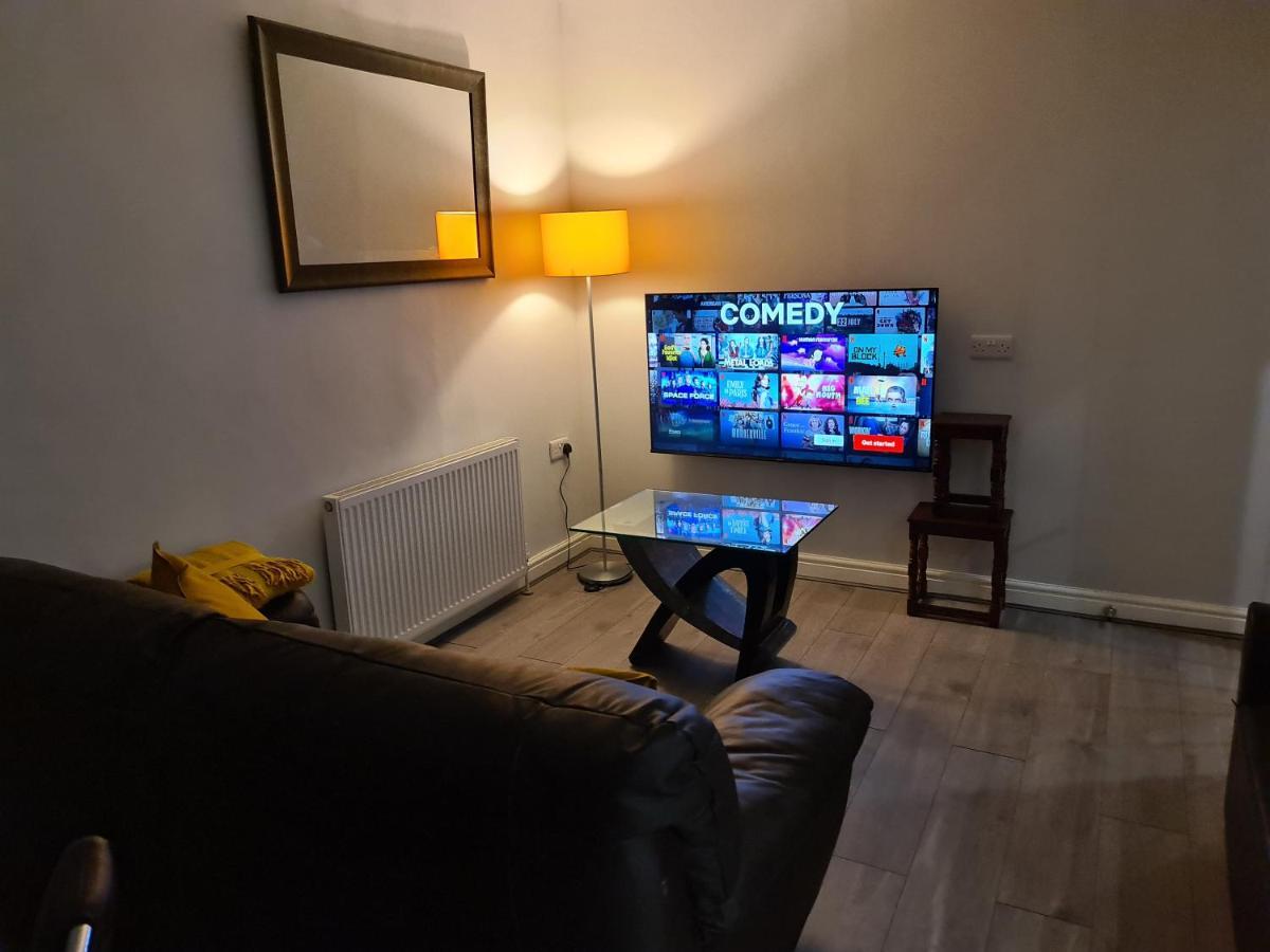 Whole House - 4 Bedrooms - Parking - Sleeps 8 Дом отдыха *