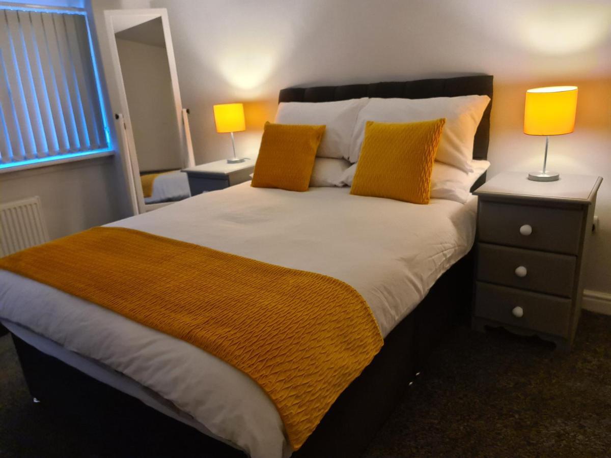 Дом отдыха Whole House - 4 Bedrooms - Parking - Sleeps 8 *