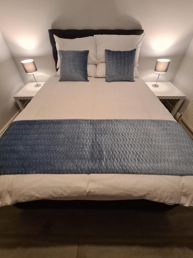 Whole House - 4 Bedrooms - Parking - Sleeps 8 Дом отдыха *