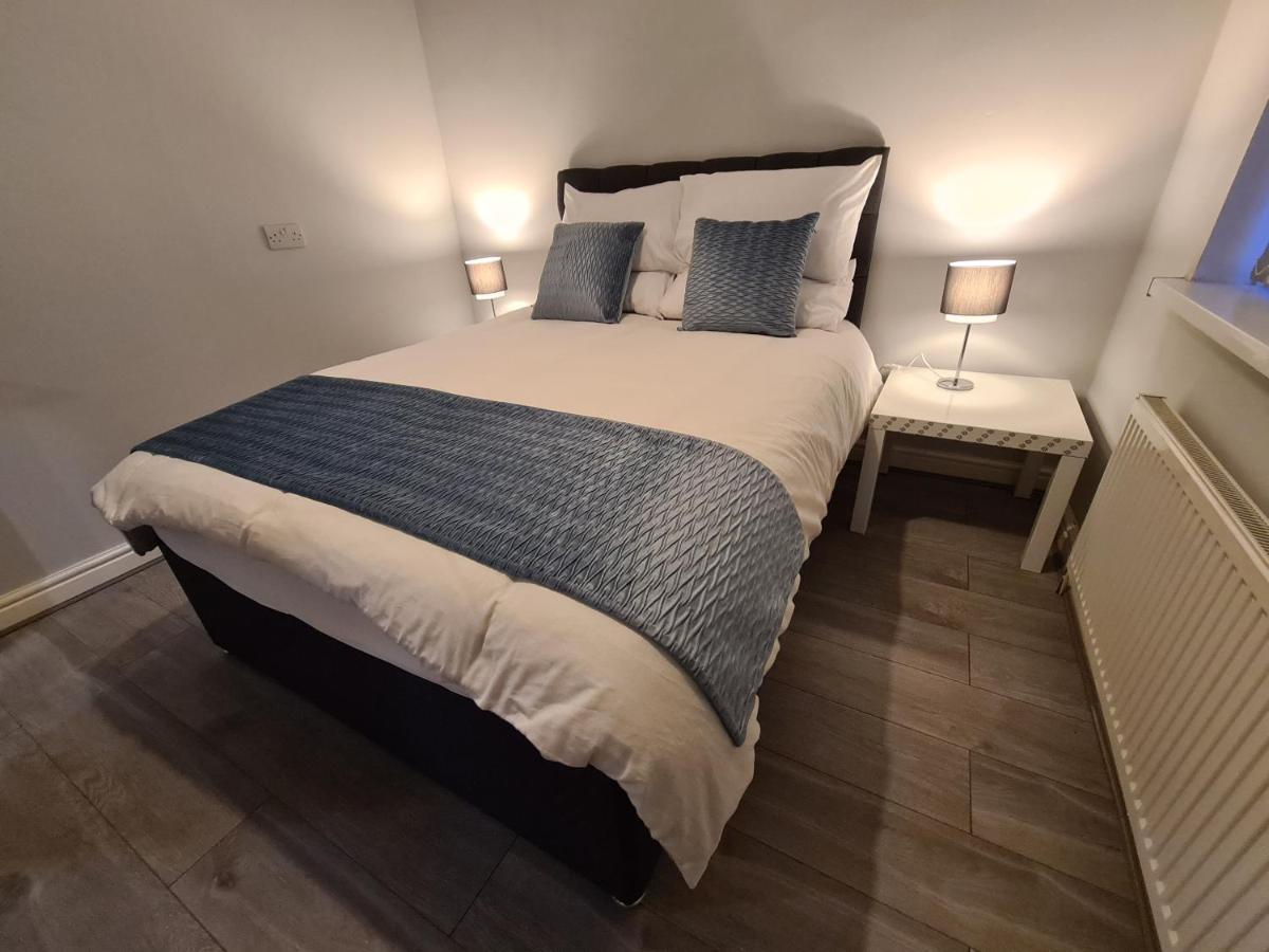 Whole House - 4 Bedrooms - Parking - Sleeps 8 * Бирмингем
