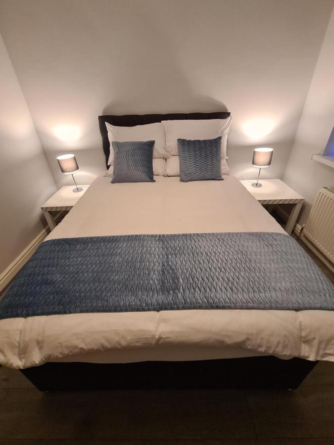 Whole House - 4 Bedrooms - Parking - Sleeps 8 * Бирмингем