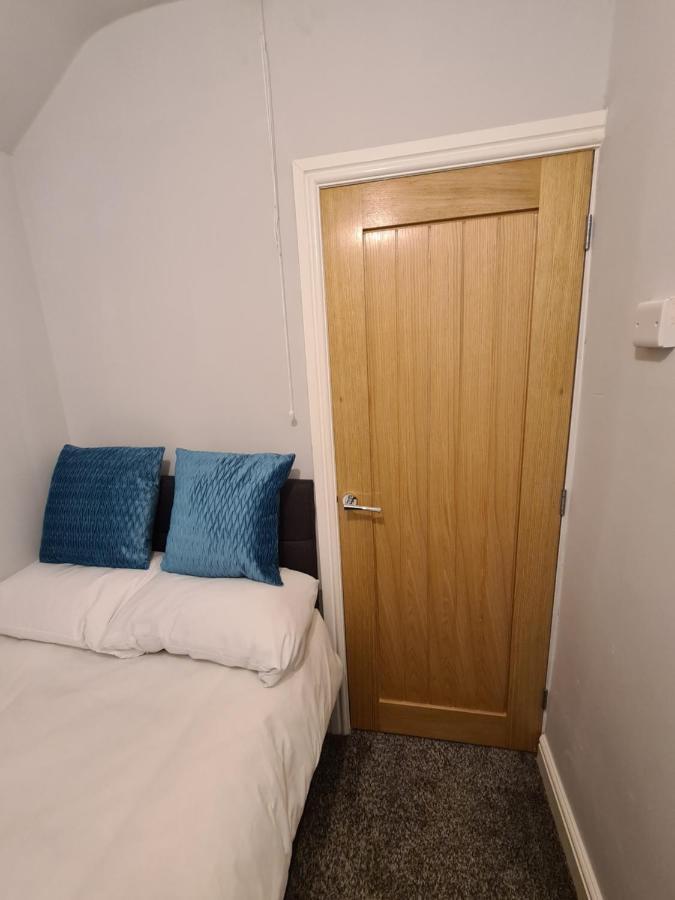 Whole House - 4 Bedrooms - Parking - Sleeps 8 Дом отдыха *