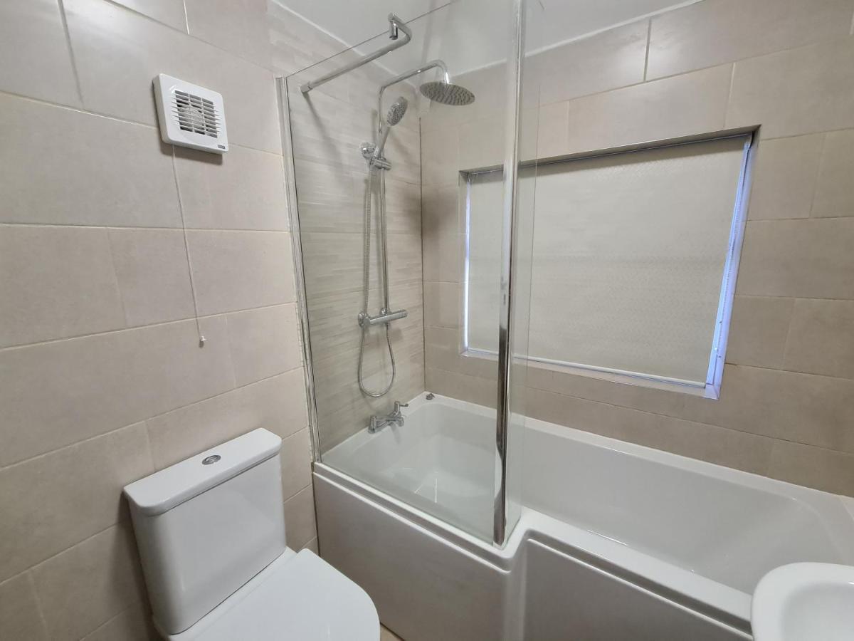 Дом отдыха Whole House - 4 Bedrooms - Parking - Sleeps 8 Бирмингем