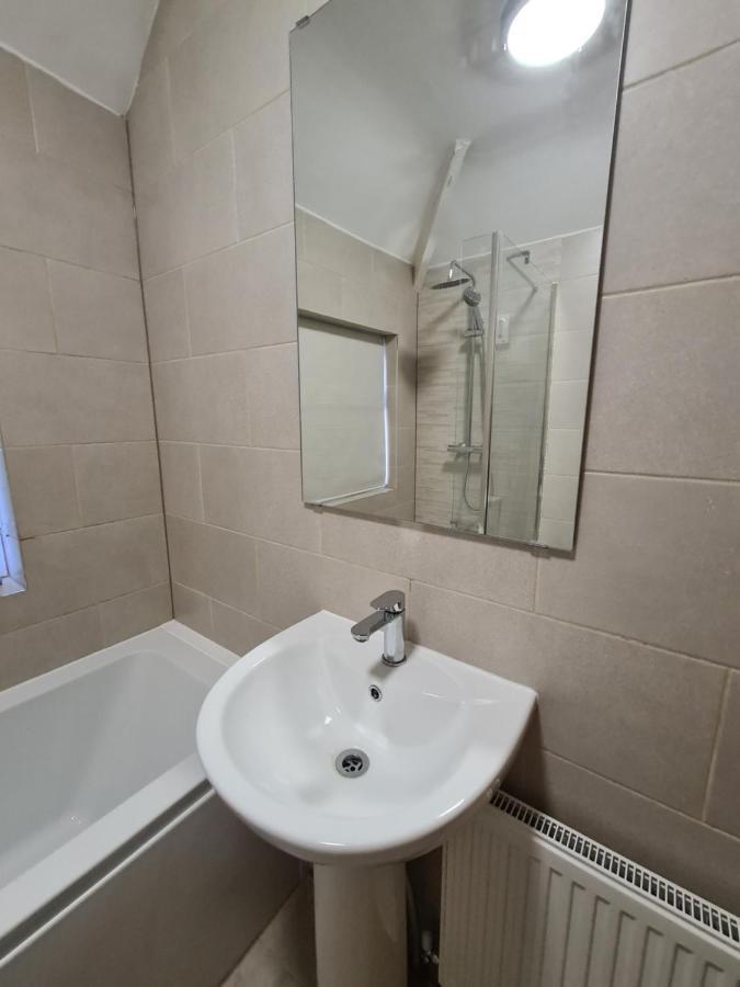 Дом отдыха Whole House - 4 Bedrooms - Parking - Sleeps 8