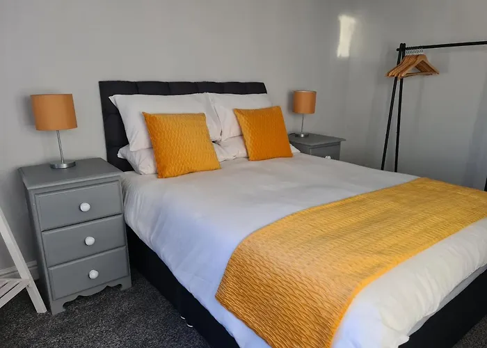 Whole House - 4 Bedrooms - Parking - Sleeps 8