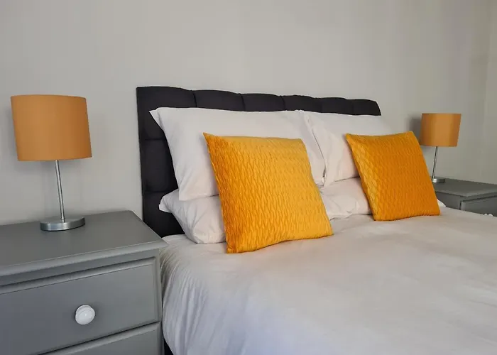 Whole House - 4 Bedrooms - Parking - Sleeps 8