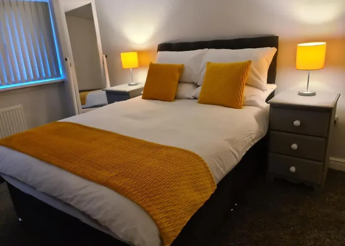 Whole House - 4 Bedrooms - Parking - Sleeps 8