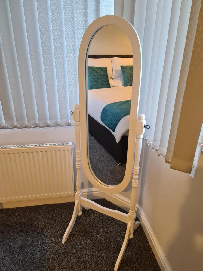 Whole House - 4 Bedrooms - Parking - Sleeps 8