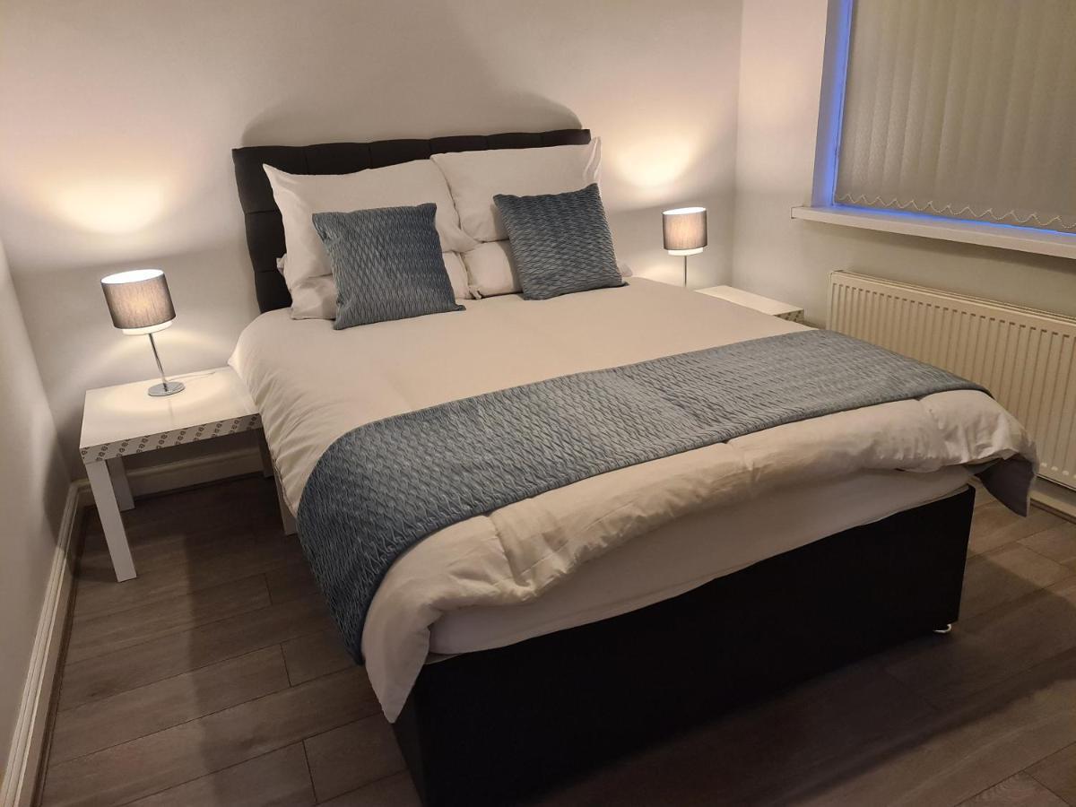 Holiday home Whole House - 4 Bedrooms - Parking - Sleeps 8